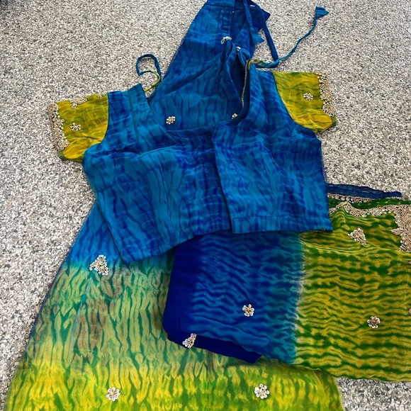 Vibrant Indian 3 piece set. Skirt, blouse & dupatta. - Picture 5 of 7